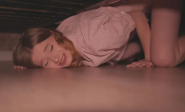 krixi sex Lợi dụng nện chị kế khó tính đang kẹt dưới gầm giường